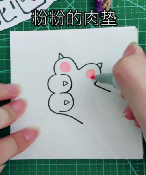 美术生画简笔画猫爪比心,看完后,网友表示:一只猫都比