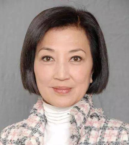 她是tvb老戏骨,低调嫁给圈外人士,如今72岁儿孙满堂很幸福