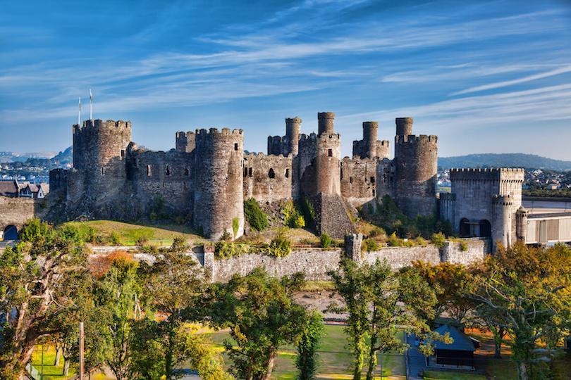 彭布罗克城堡 caernarfon castle酒店位于caernarfon镇的seiont河口