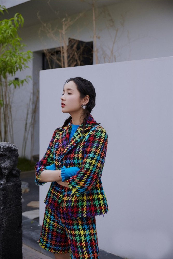 吕一扎小辫穿毛衣裙拍照,35岁仍然少女感十足