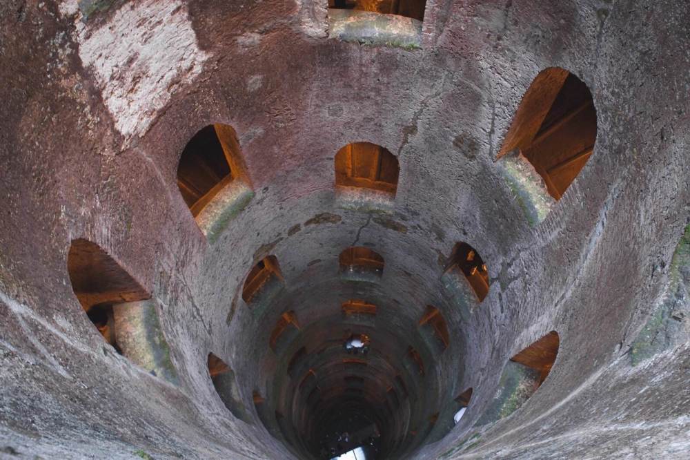 世界上最壮观的井,深62米井口直径13米,井壁开了72个