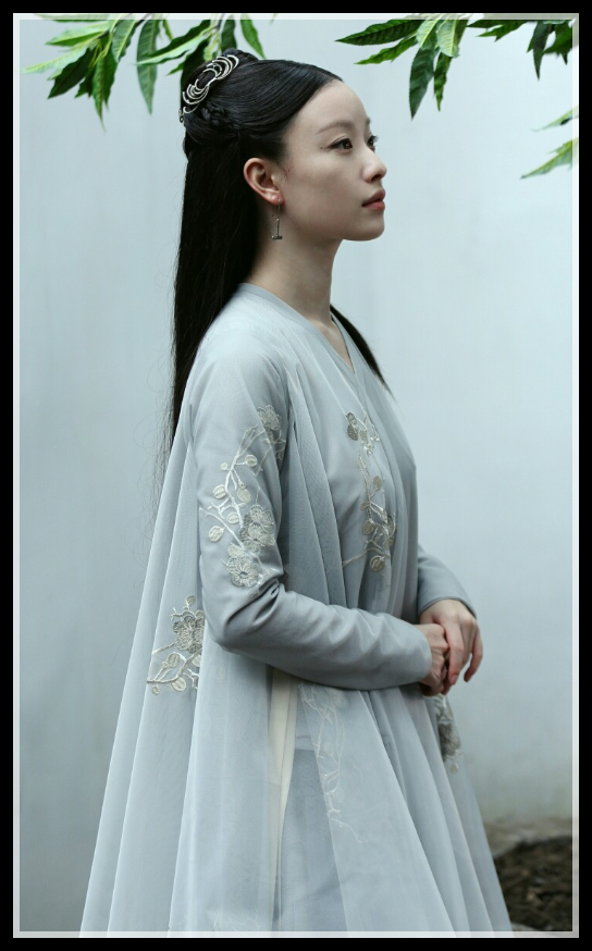 灵汐最美服饰,不是黛蓝月华裙,不是青锦裙衫,而是少女
