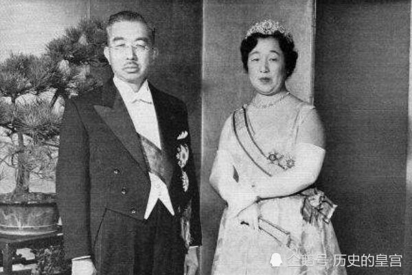 在明治天皇之前的日本天皇,即使没有实权,但除了皇后一个妻子之外,或