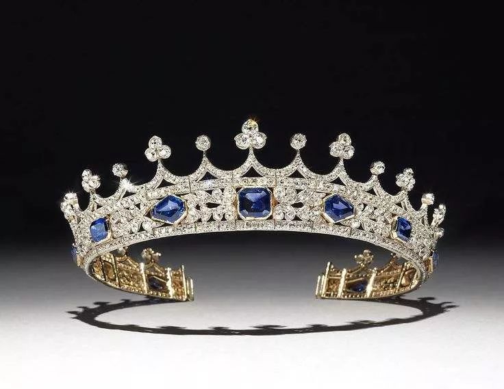 这顶王冠被认为是维多利亚女王漫长在位时期中最重要的珍宝之一.