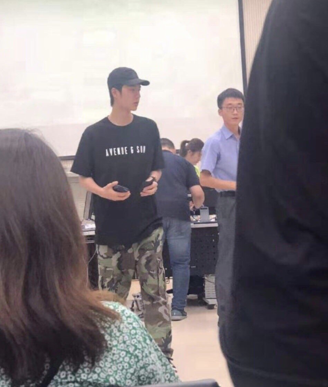 王一博考科四被偶遇看到路人视角下的他这腿看的我想笑