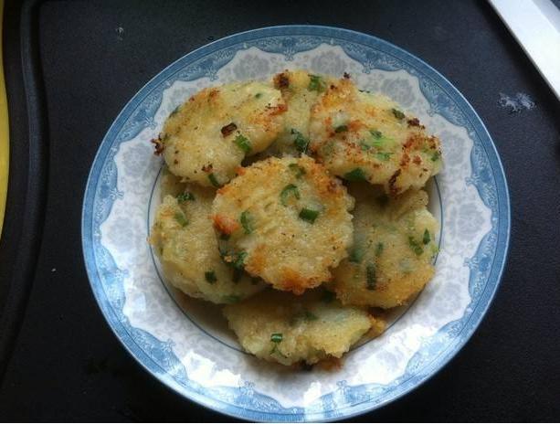 炸土豆饼,不需1滴水4个小诀窍,炸出的土豆饼香酥脆爽