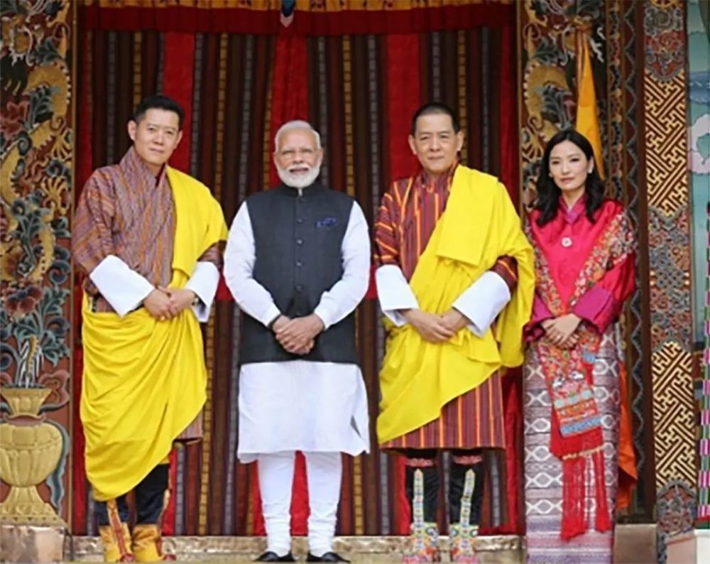 不丹国王举办庆典90后美女王后冷若冰霜和老公保持身体距离