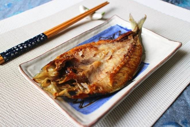 日本咸圆鯵鱼干,是日本的代表食物之一,它拥有和
