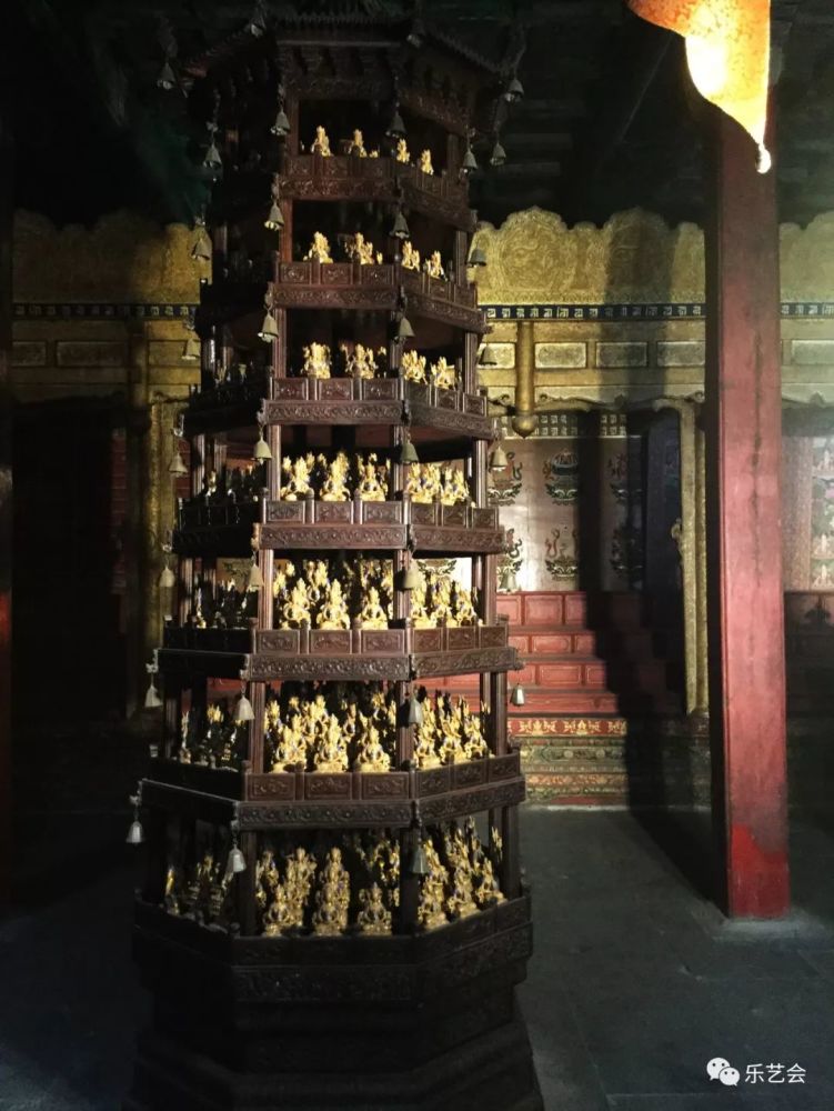 "佛教造像馆"展室位于慈宁宫后殿的大佛堂明间及其东暖阁.