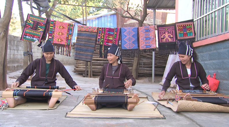 黎锦古称"吉贝,是黎族妇女通过纺,染,织,绣技艺制作出的有美丽花纹