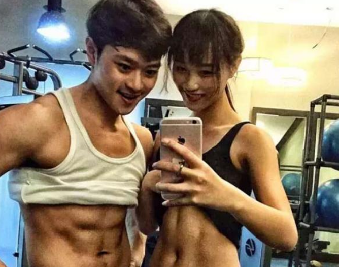 蓝盈莹与男友曹骏"狂撒狗粮",一个胸肌隐隐若现一个是