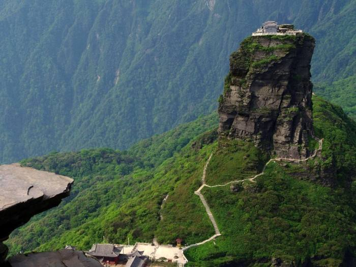 超惊险的两个寺庙,通行全靠悬空桥梁,建在2500米的山顶两端