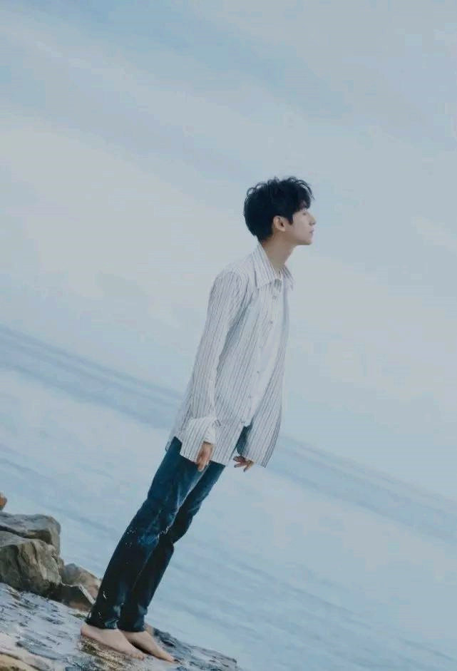 罗云熙沙滩照穿着条纹衬衫牛仔裤在海边游玩阳光又帅气