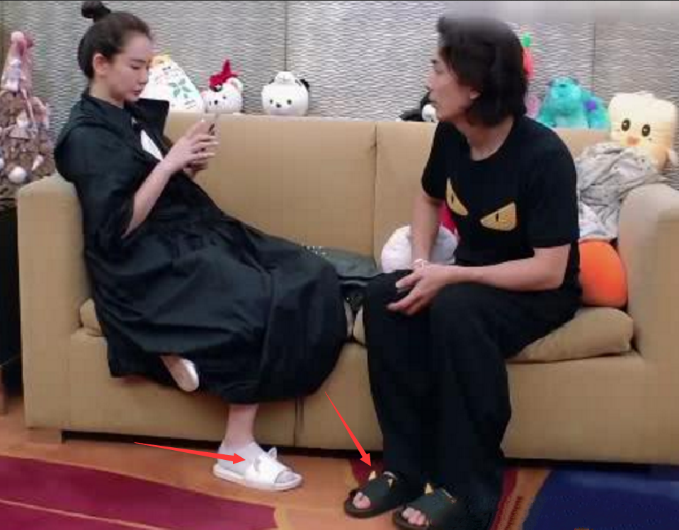 李承铉与戚薇家中休息,看到两人脚上的拖鞋,网友:这么浪漫吗?