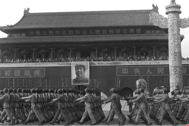 老照片:1949开国大典阅兵,装备精良,士兵充满了"杀气"!