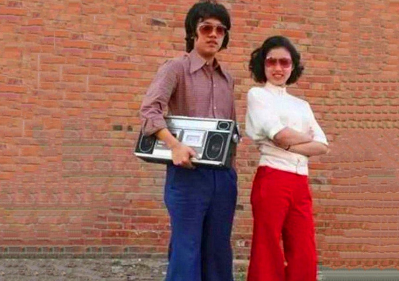 80年代老照片:时尚的上海,图1青年戴墨镜,穿喇叭裤