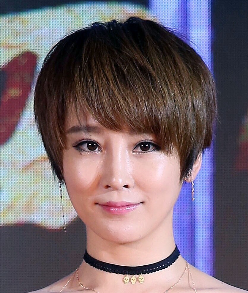 吴京背后的女人谢楠,出色的主持人气质型女演员,短发