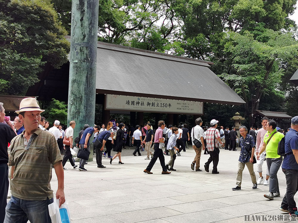 8月15日,我在靖国神社外面看热闹 日本为战败而降半旗