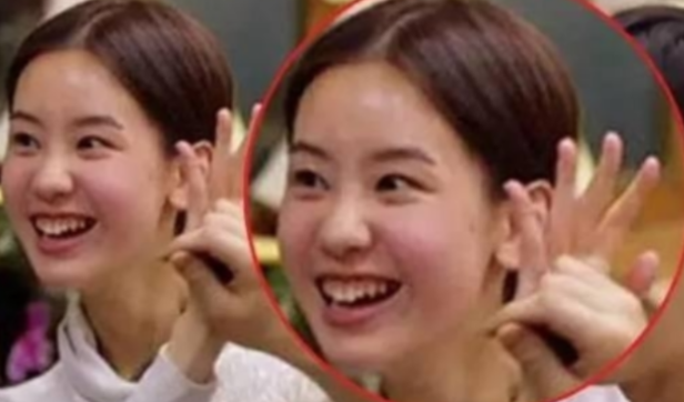 女星大笑瞬间,陈都灵笑出龅牙,刘亦菲笑出牙龈,而她最
