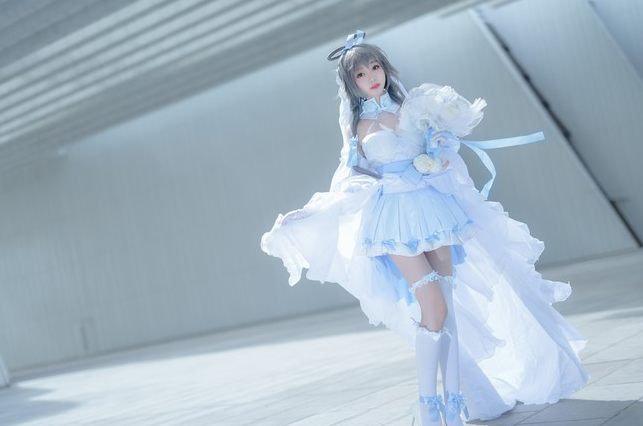 女孩穿10cm婚纱cos洛天依,被袜子抢镜,网友:敢买不敢穿