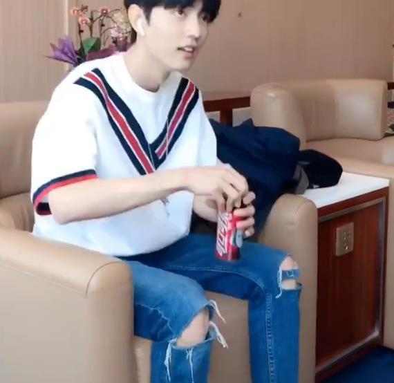 分享一个被可乐滋了一脸的肖战,喝可乐的样子真像个小