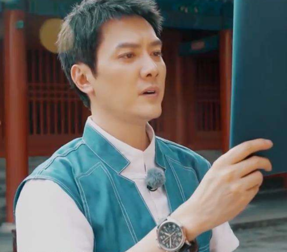 冯绍峰想帮迪丽热巴拿衣服,热巴举动暴露修养,娱乐圈"