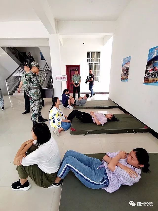 体能测试,仰卧起坐 据了解,今年我市报名应征女兵的适龄女青年有200