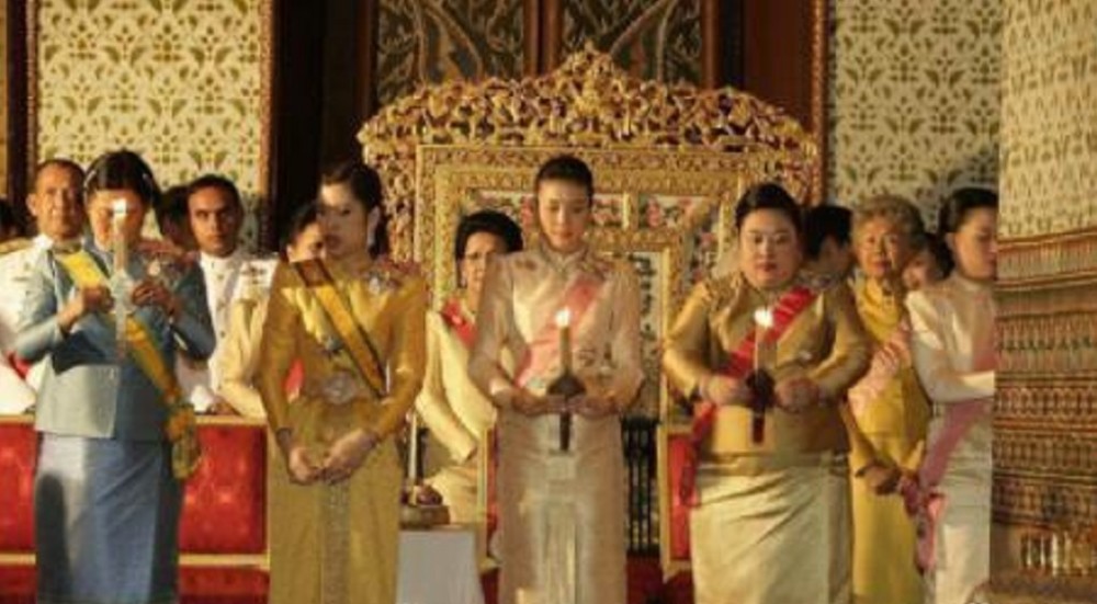 泰王妃西米拉被休早有预兆,融不进王室圈,13年前站位