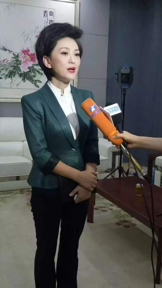 央视主持海霞被偶遇,48穿粉旗袍竟毫不违和,真腹有诗书气自华