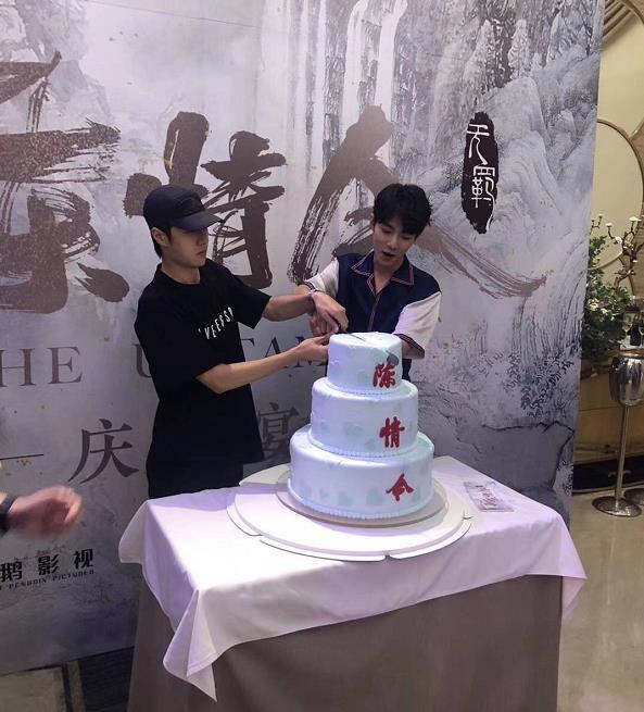 《陈情令》举办庆功宴,肖战王一博切蛋糕,"团综"安排上了?