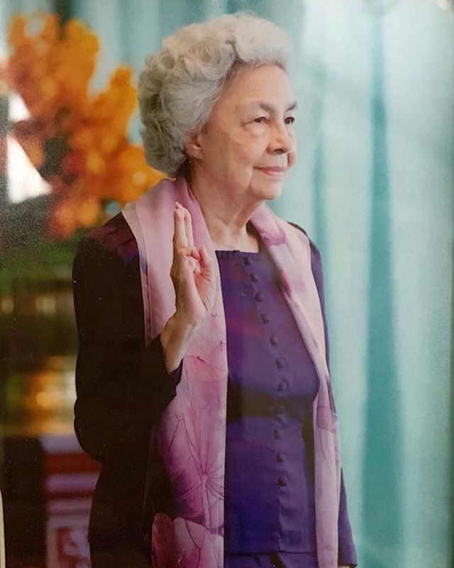 83岁柬埔寨太后穿裹身蓝裙依然迷人66岁帅气国王却至今未娶