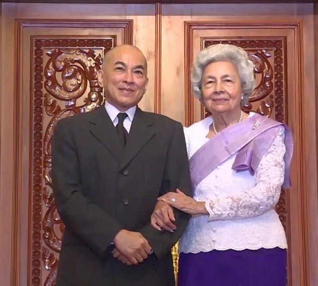 63岁柬埔寨公主穿紫裙太年轻国王未娶妻公主才貌双全好闪耀
