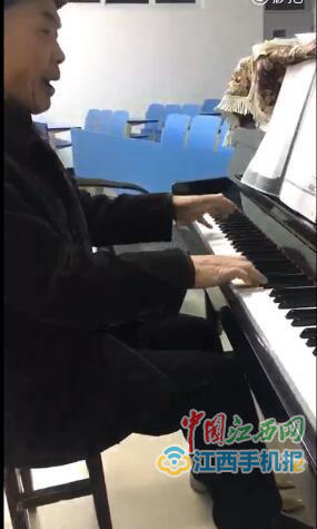 新余学院楼管员弹钢琴引关注 学生称其“励志爷”