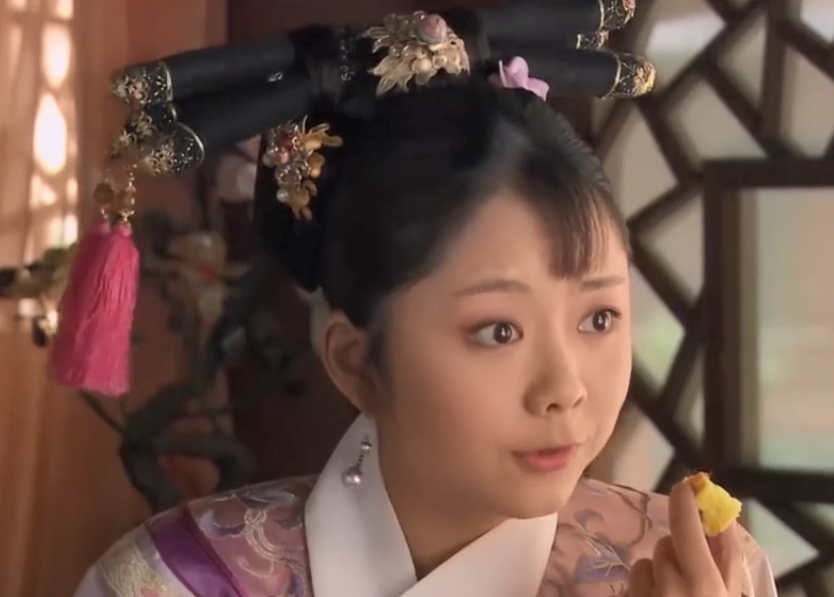 曹贵人发现淳儿偷听华妃秘密后扔石子的举动,是想给淳儿生路!