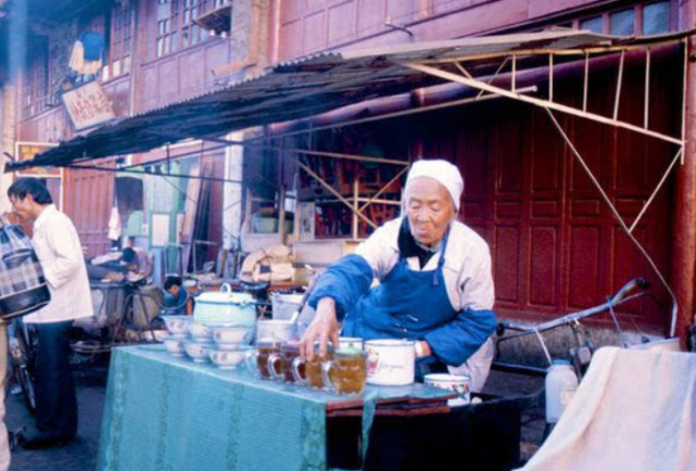 80年代昆明老照片:当时的街边美食是这些,看完流口水