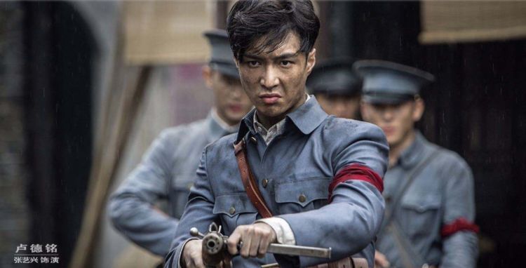 当红男星穿上军装后,张艺兴男人味十足,易烊千玺初恋脸