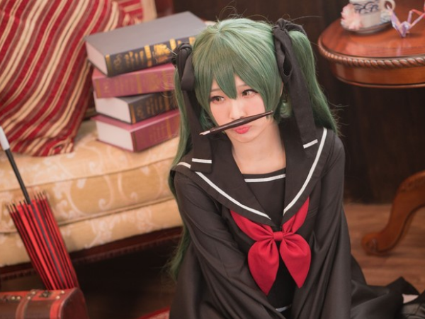 千本樱版初音未来cos:学院风制服搭配长筒袜,简直不要