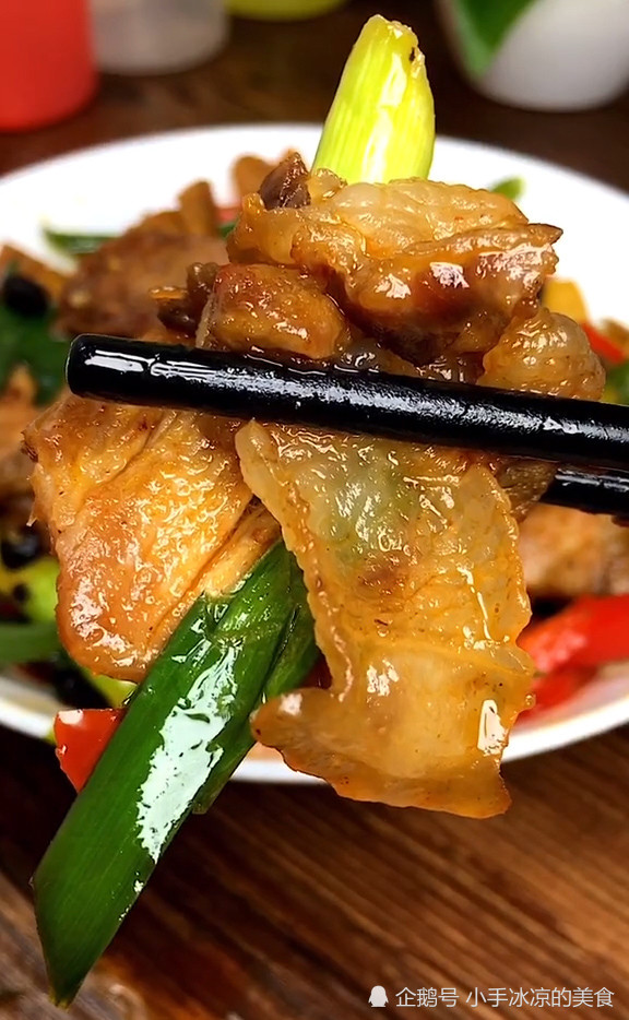 抖音美食:下酒下饭都很巴适的回锅肉