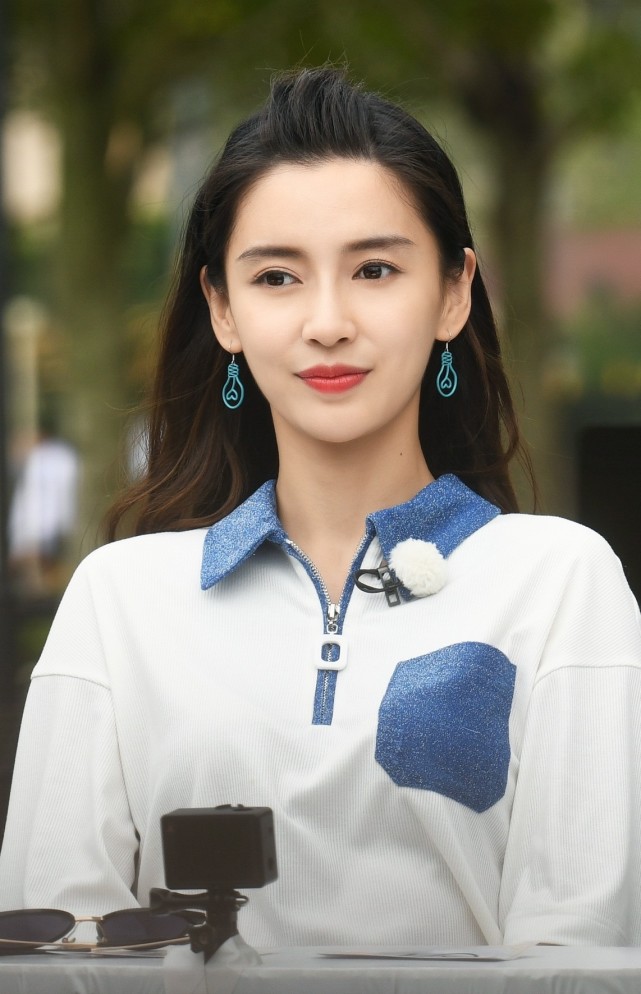 杨颖精美壁纸:还是更喜欢"奔跑吧"里的她