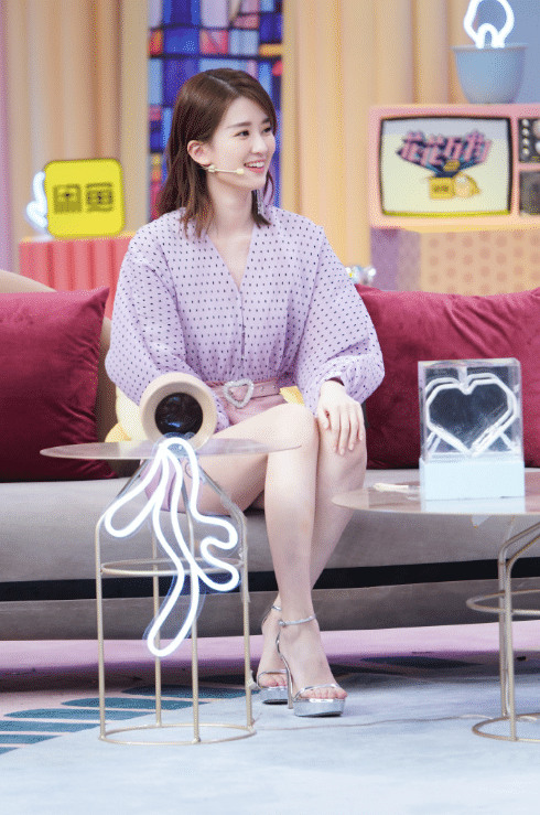 乔欣《花花万物》造型,紫色波点衬衫搭粉色短裙,秒变"