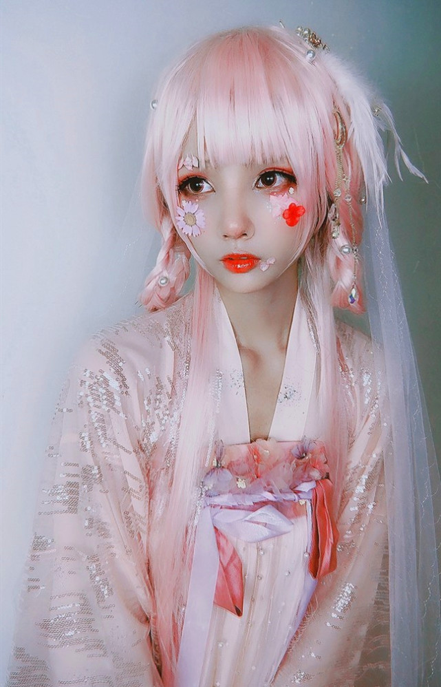 鲛人泪汉服cos:古装少女一身樱粉襦裙,唯美桃花妆来组自拍