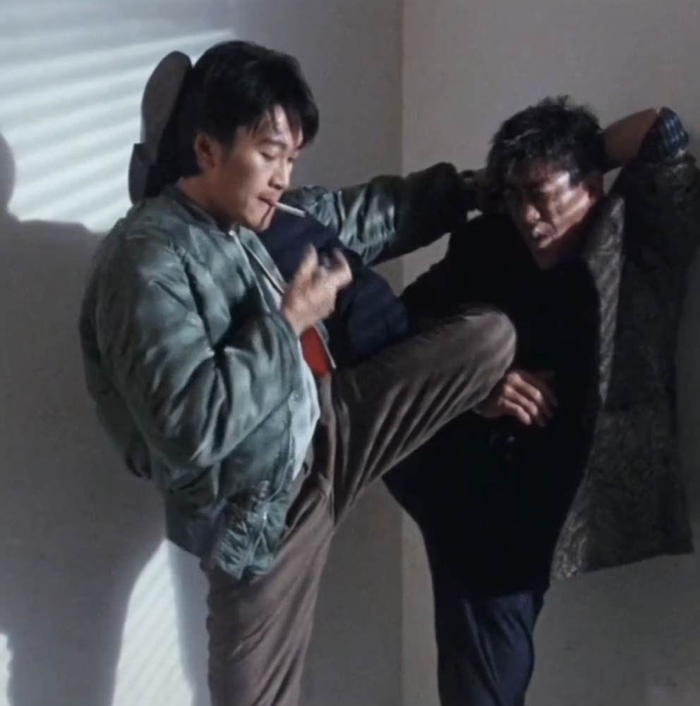这套衣服换在现在穿也依然不过时,一件很独特的紫色棒球上衣,搭配一个