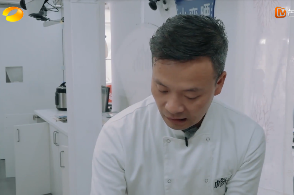《中餐厅》首位抱怨干活太累的嘉宾,看他真实背景,网友:难怪呢
