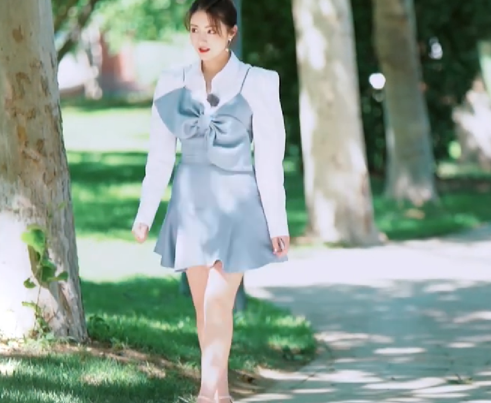 麦迪娜产后亮相,有谁注意到她脚上穿的鞋子?网友:太大胆了吧!