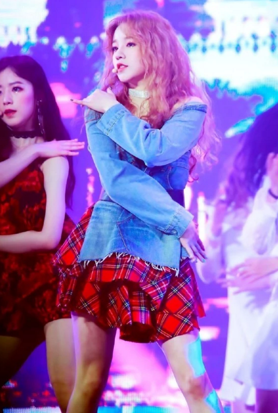 宋雨琦舞台上表演,穿不规则裙超美艳,不料却被这双粗腿抢镜了