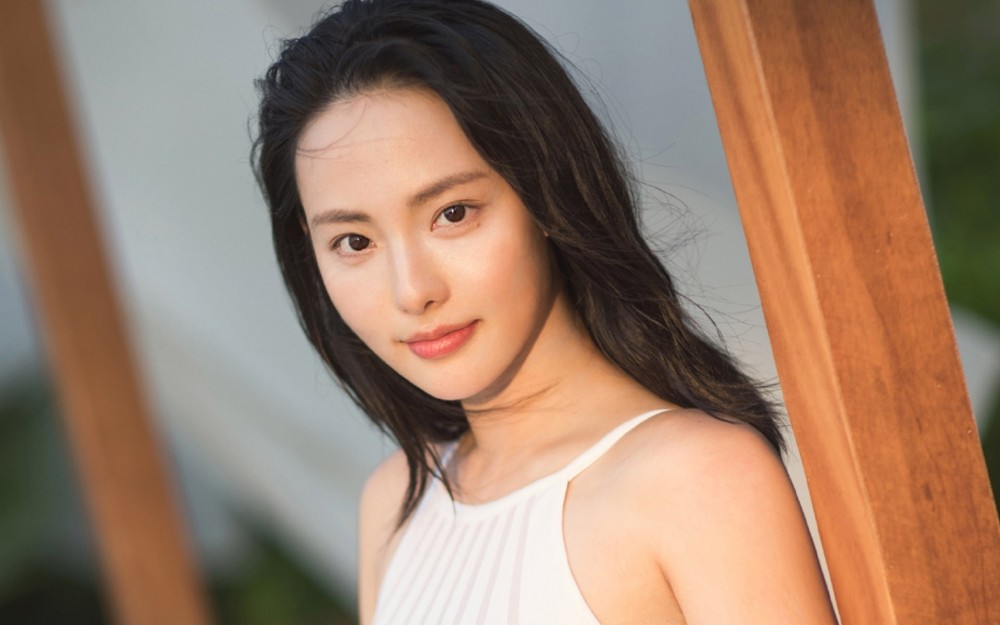 年过30岁的"颜霸"女星张嘉倪,素颜状态下呈现"灯泡肌"
