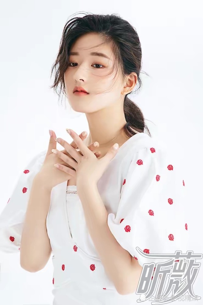 赵露思封面写真曝光 展不羁少女力