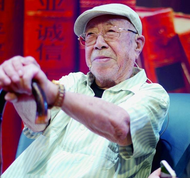 94岁"胡汉三"刘江近况,毛笔字苍劲有力,化身老顽童逗