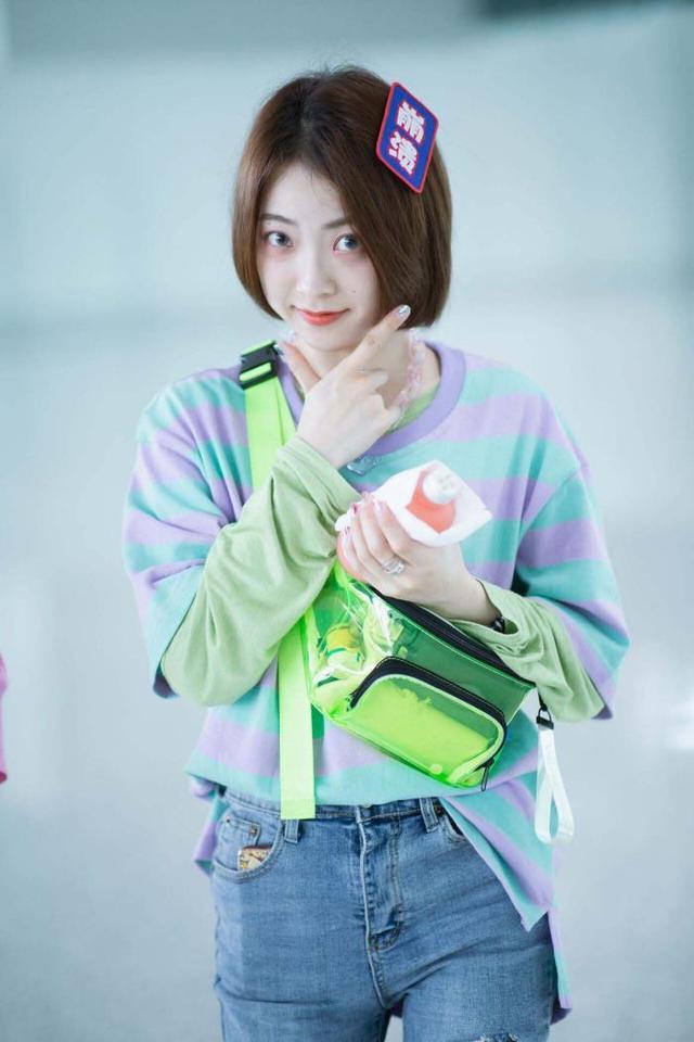许诗茵一招美回20岁,把牛仔裤截一半当五分裤,双色长袜太时髦