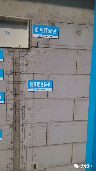 加气混凝土砌块的上下皮竖向缝应相互错开;1,加气混凝土砌块--灰缝
